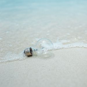 Превью обои лампочка, пляж, вода, волны, песок