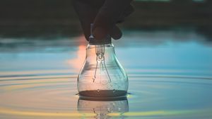 Превью обои лампочка, рука, вода, мокрый, волны