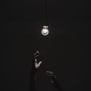 Превью обои лампочка, руки, темный, освещение