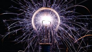 Превью обои лампочка, свечение, искры, темный