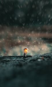 Превью обои лампочка, свечение, снег, фокус