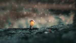 Превью обои лампочка, свечение, снег, фокус