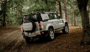 Превью обои land rover, автомобиль, внедорожник, вид сзади, лес