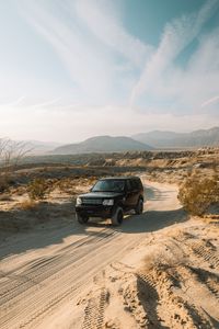 Превью обои land rover, автомобиль, внедорожник, черный, песок