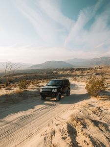 Превью обои land rover, автомобиль, внедорожник, черный, песок