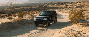 Превью обои land rover, автомобиль, внедорожник, черный, песок
