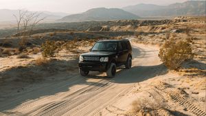 Превью обои land rover, автомобиль, внедорожник, черный, песок