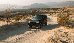 Превью обои land rover, автомобиль, внедорожник, черный, песок