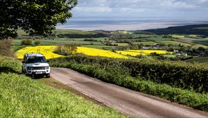 Превью обои land rover, автомобиль, внедорожник, белый, дорога, природа