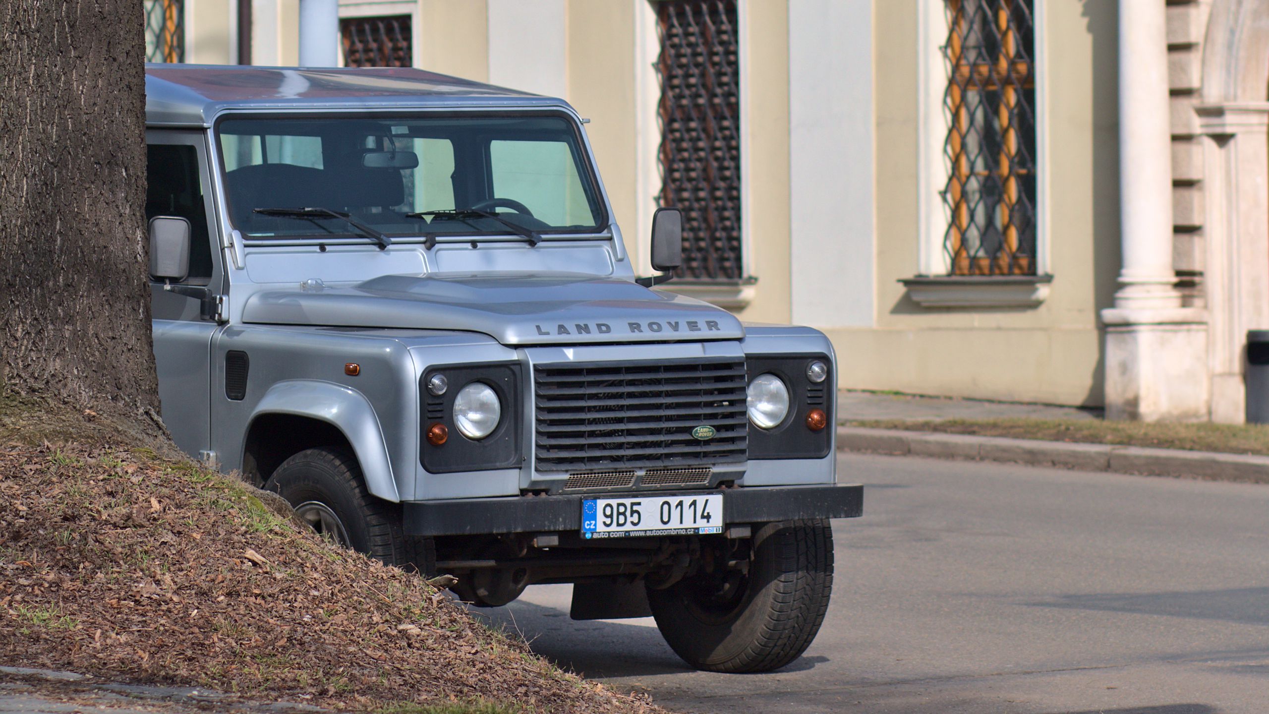 Скачать 2560x1440 land rover, автомобиль, внедорожник, серый, здание обои,  картинки 16:9