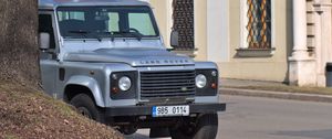 Превью обои land rover, автомобиль, внедорожник, серый, здание