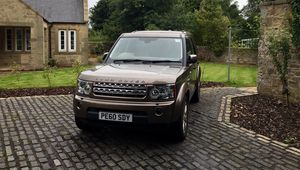 Превью обои land rover, автомобиль, внедорожник, коричневый, стоянка