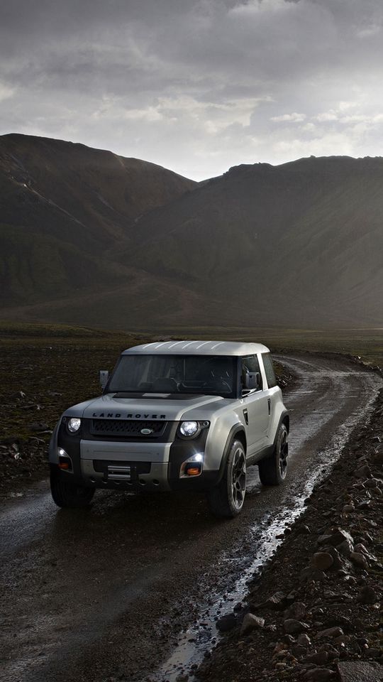 Land Rover Defender в грязи