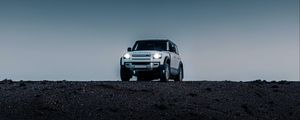 Превью обои land rover defender, land rover, автомобиль, внедорожник, пустыня, ночь