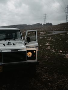 Превью обои land rover defender, land rover, автомобиль, белый, внедорожник, дорога