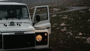 Превью обои land rover defender, land rover, автомобиль, белый, внедорожник, дорога