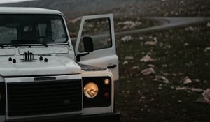 Превью обои land rover defender, land rover, автомобиль, белый, внедорожник, дорога