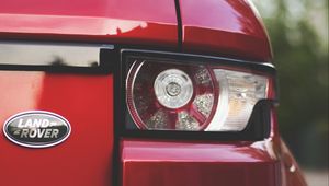 Превью обои land rover, машина, красный, вид сзади, фонари