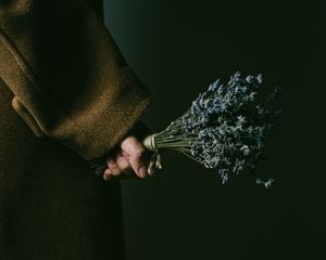 Превью обои лаванда, букет, рука, цветы, темный