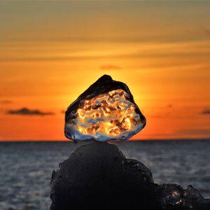 Превью обои льдинка, лед, море, закат, горизонт