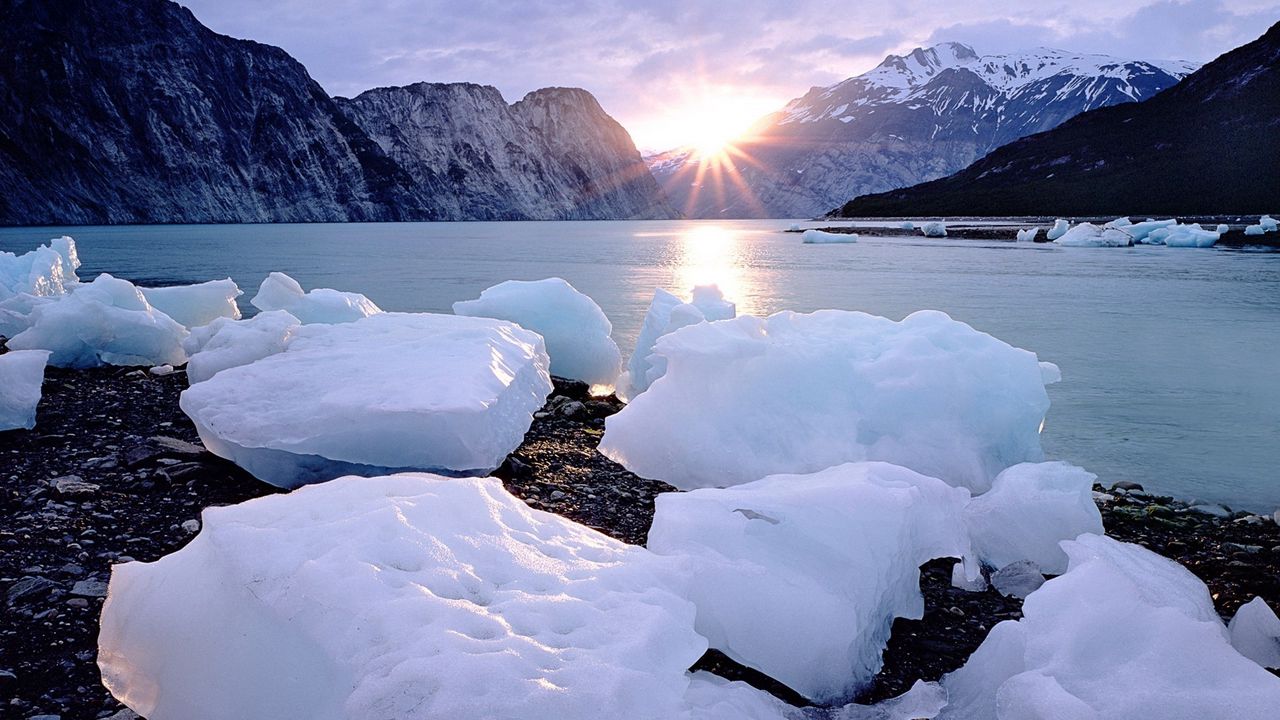 Обои лед, куски, глыбы, берег, солнце, горы, горизонт