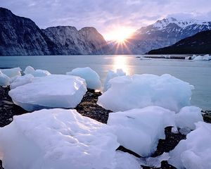 Превью обои лед, куски, глыбы, берег, солнце, горы, горизонт