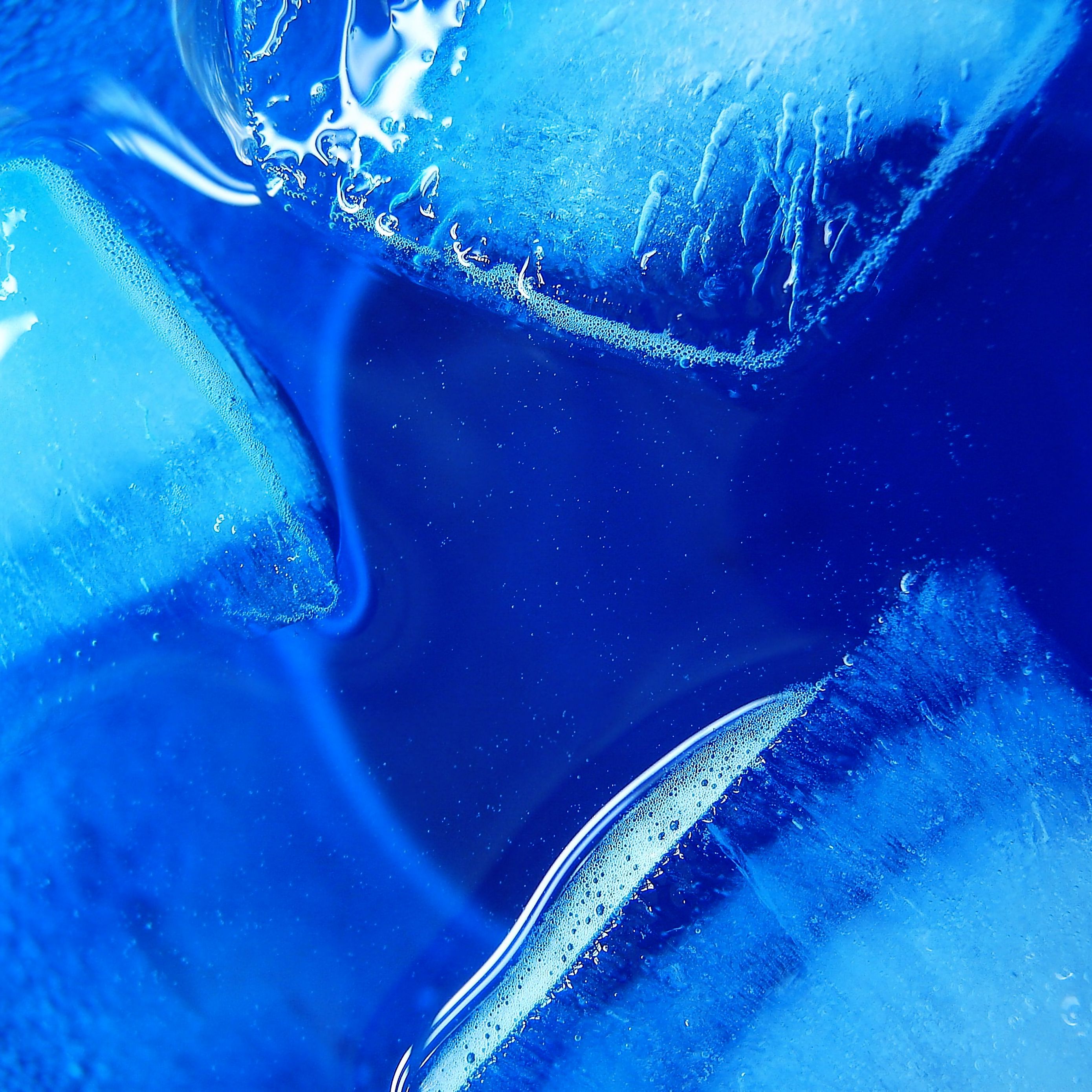 Мелкий лед на воде. Синий лед. Голубой лед кусок. Ледяной голубой цвет. Лед.