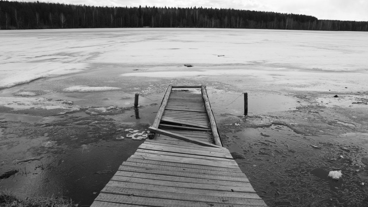 Обои лед, мост, доски, разлом, холод, пирс, озеро, черно-белые