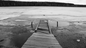 Превью обои лед, мост, доски, разлом, холод, пирс, озеро, черно-белые