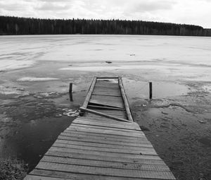 Превью обои лед, мост, доски, разлом, холод, пирс, озеро, черно-белые