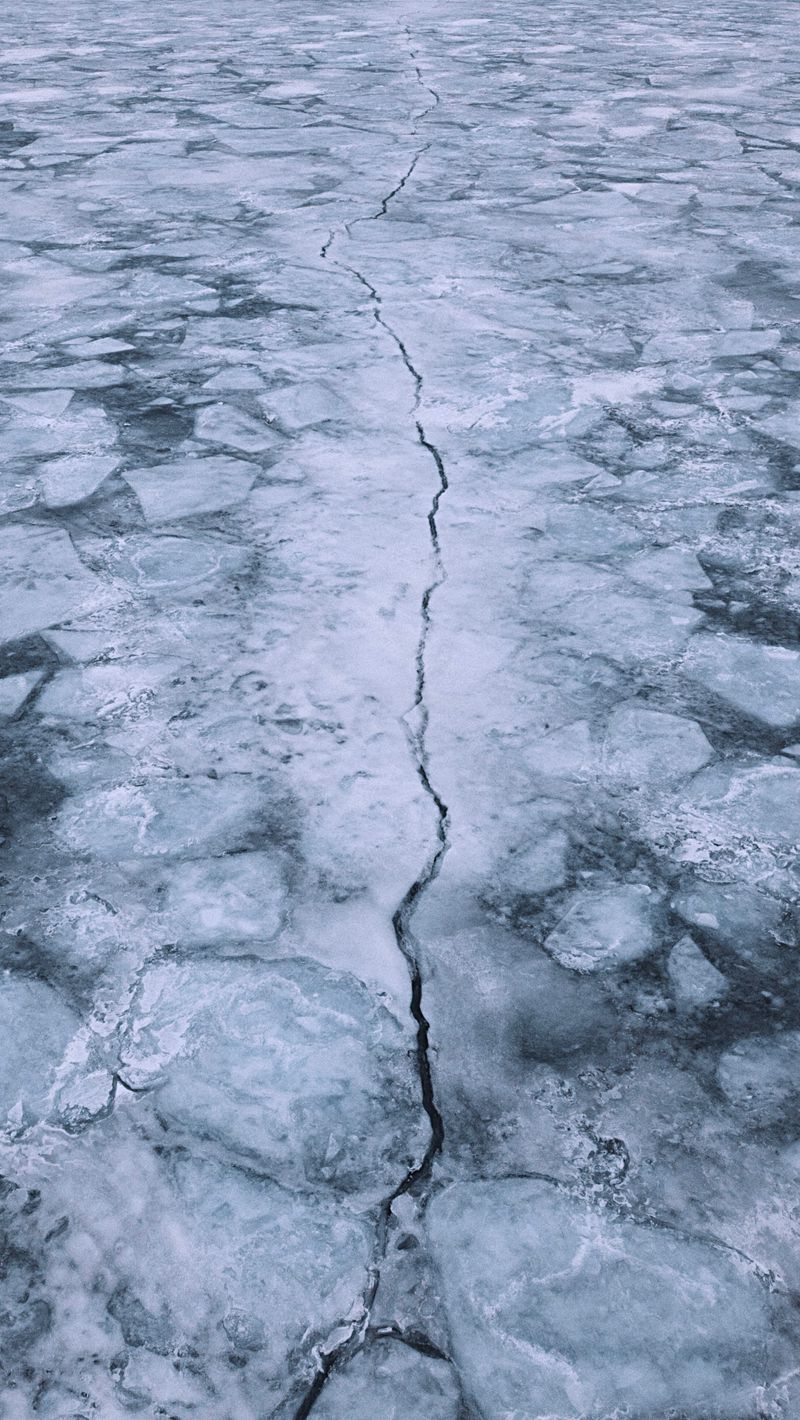 Ледяные трещины. Треснувший лед. Лед трескается. Потрескавшийся лед.