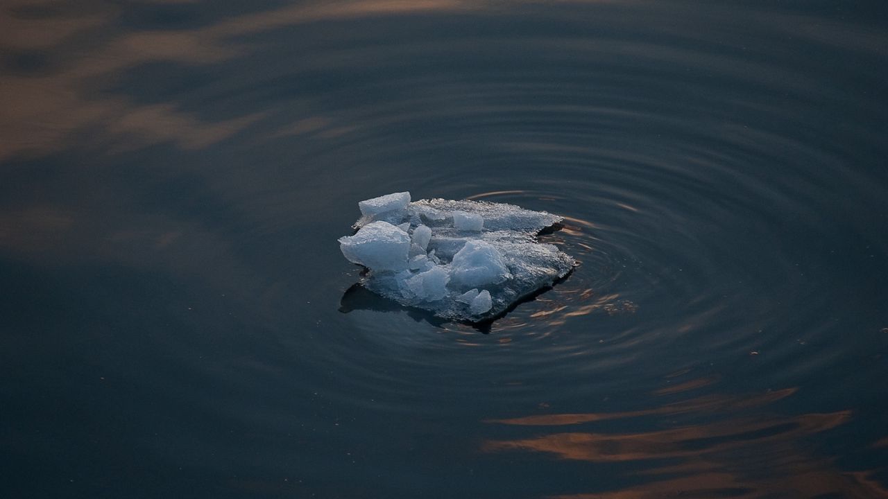 Обои лед, вода, айсберг, круги