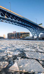 Превью обои лед, вода, трещины, мост, здание, зима