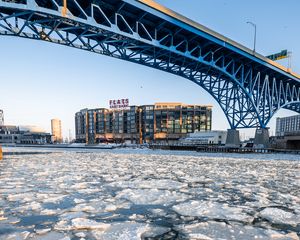 Превью обои лед, вода, трещины, мост, здание, зима