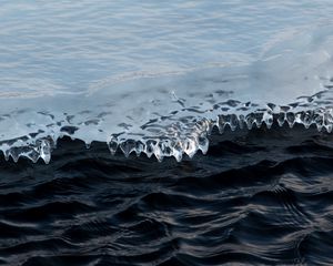 Превью обои лед, вода, волны, льдина, рябь