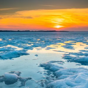 Превью обои лед, вода, закат, зима, горизонт, природа