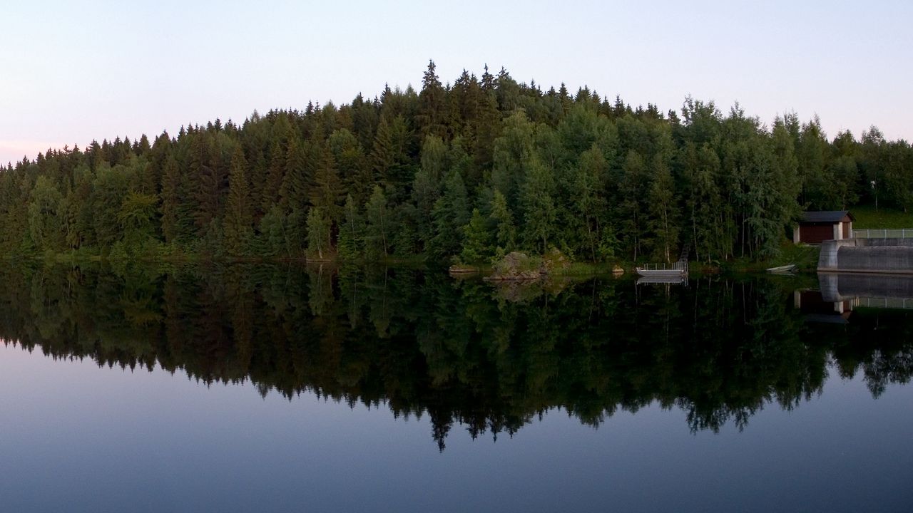 Обои лес, берег, озеро, отражение, треугольник, домик