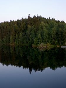 Превью обои лес, берег, озеро, отражение, треугольник, домик