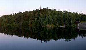 Превью обои лес, берег, озеро, отражение, треугольник, домик