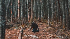 Превью обои лес, девушка, одиночество, деревья, осень