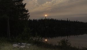 Превью обои лес, река, деревья, луна, вечер, природа