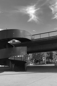 Превью обои лестница, мост, улица, здания, чб