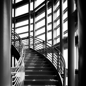 Превью обои лестница, окна, тени, черно-белый