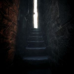 Превью обои лестница, щель, стены, свет, мрачный