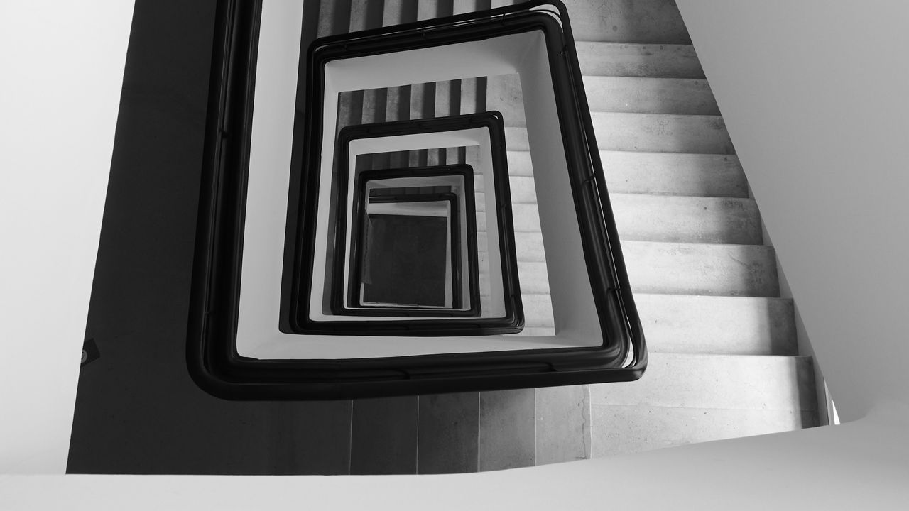 Обои лестница, спираль, вид сверху, черно-белый