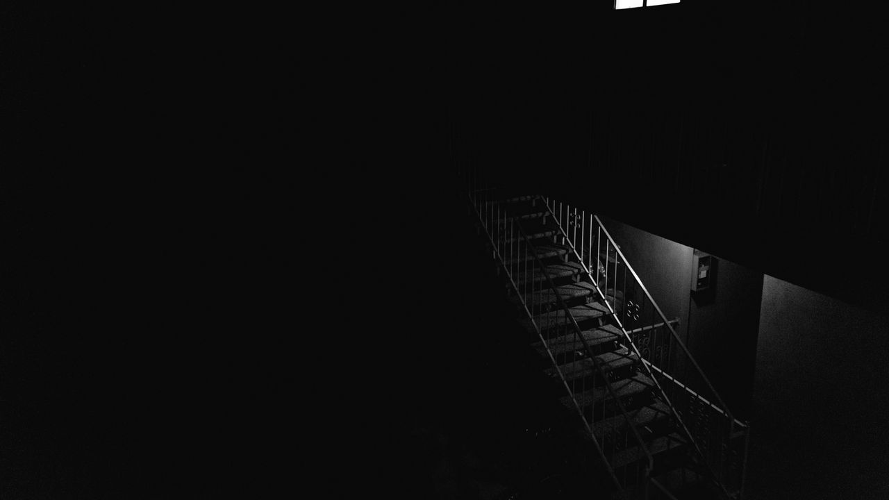 Обои лестница, темный, чб, помещение