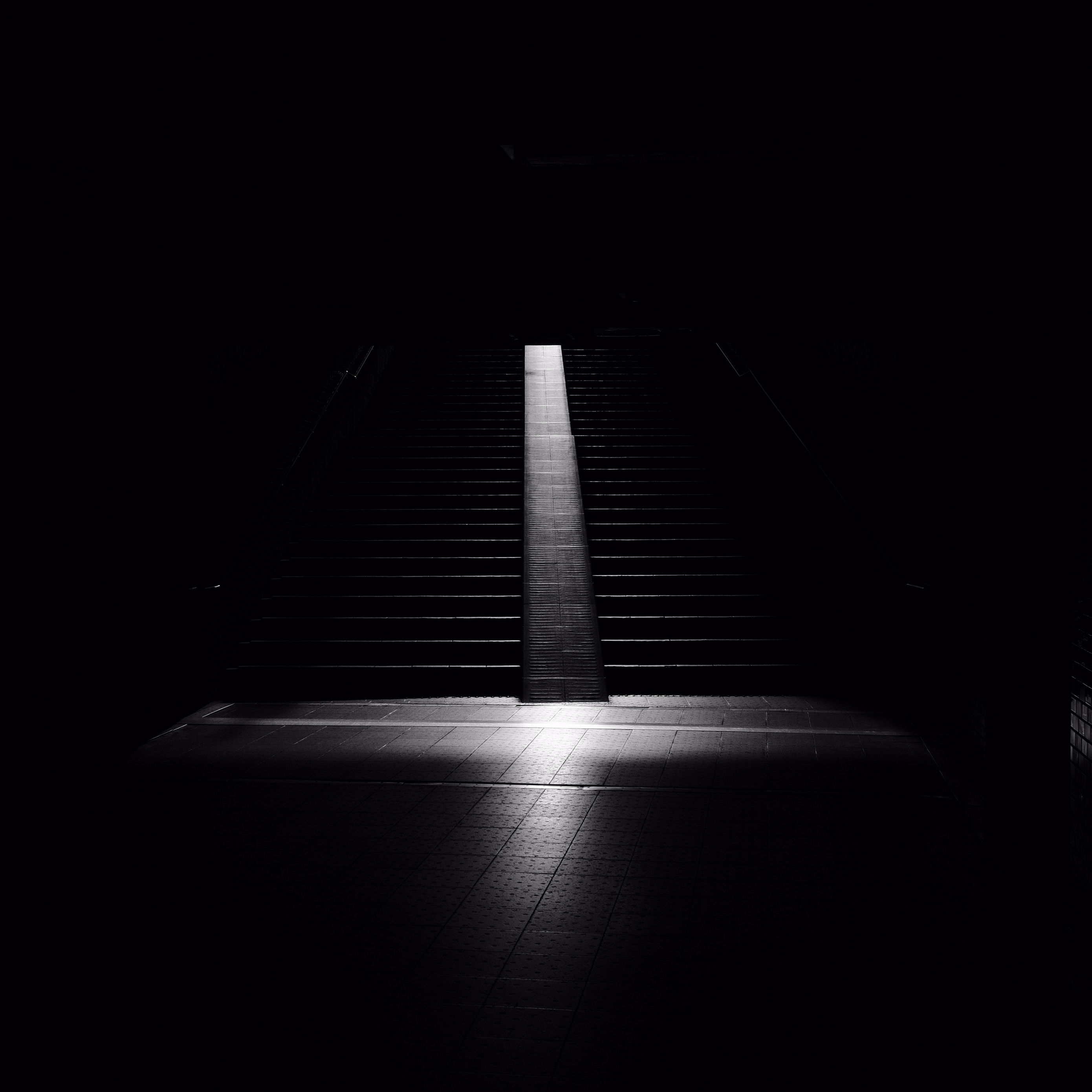 Лестница на черном фоне