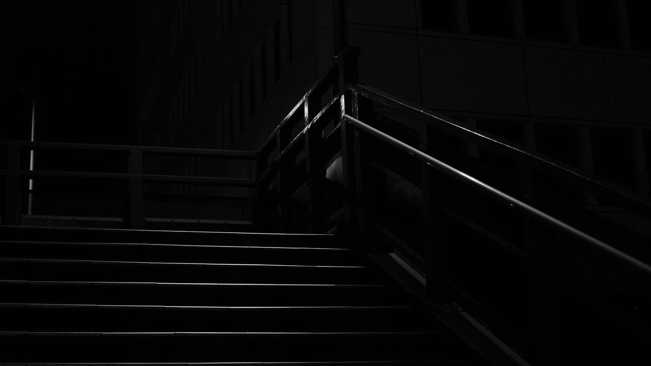 Обои лестница, темный, фонарь, ночь, ступеньки, свет