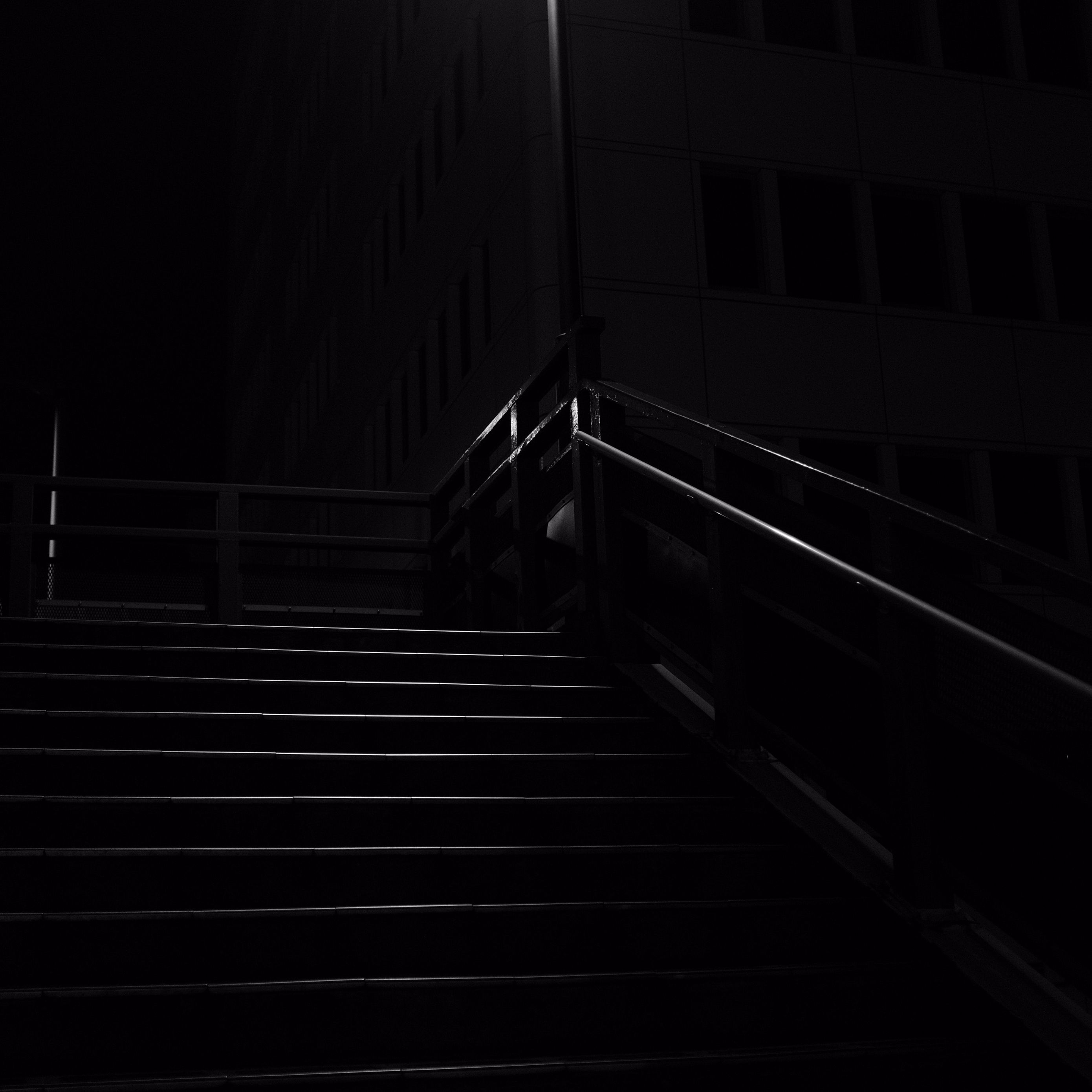 Темная лестница. Лестница в темноту. Фонарь в темноте. Лестница в ночь. Темный свет фонарей
