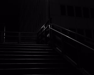 Превью обои лестница, темный, фонарь, ночь, ступеньки, свет